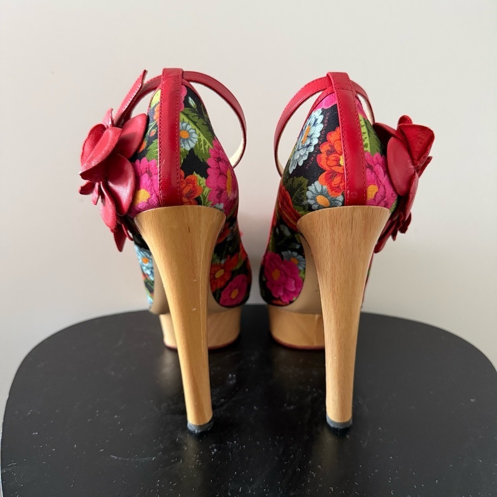 Charlotte Olympia Floral 3D Rose Wood Platform Heel Pumps - US 6 (36) - Picture 6 of 7